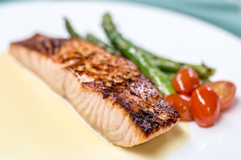 Salmon with asparagus and cherry tomatoes